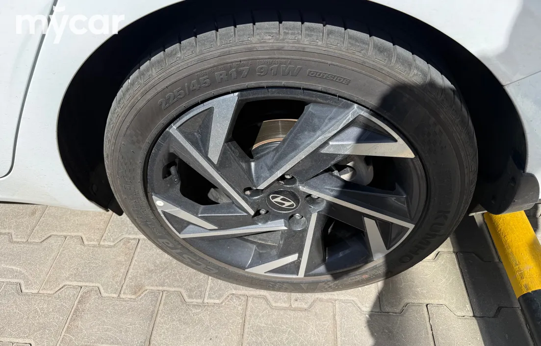 Hyundai Elantra 2024