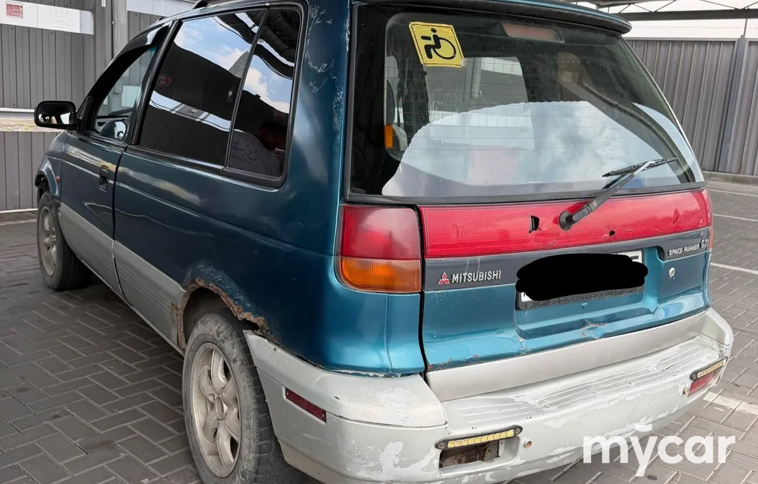 Mitsubishi Space Runner 1995
