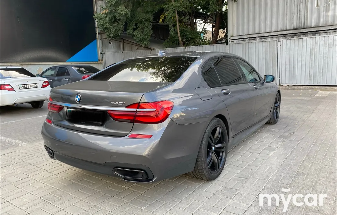 BMW 7 серия 2015