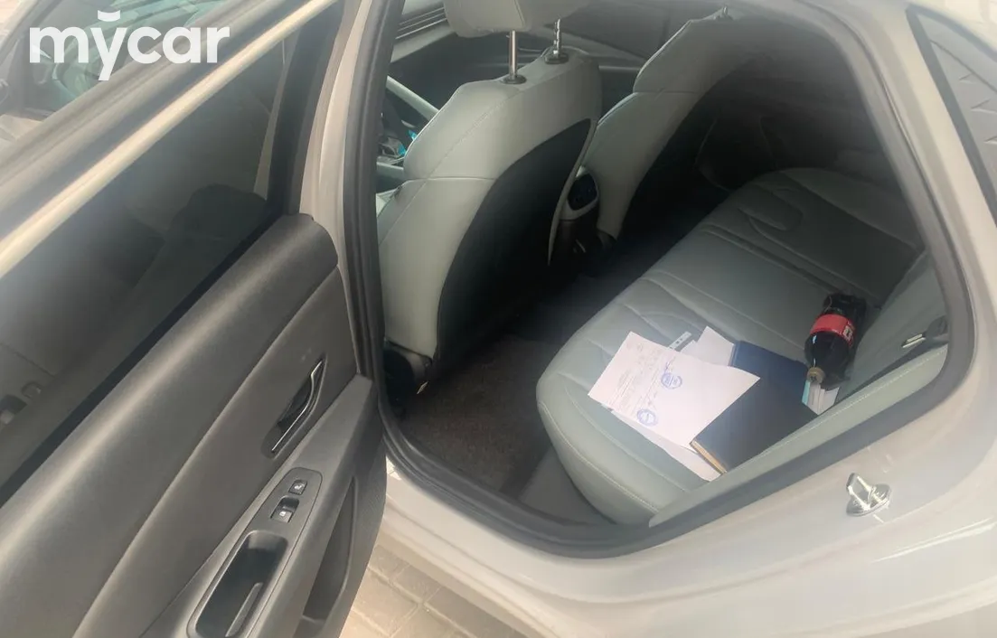 Hyundai Elantra 2024