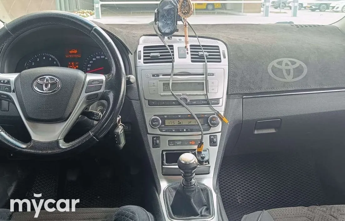 Toyota Avensis 2013