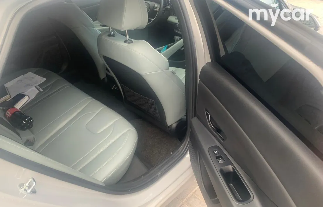 Hyundai Elantra 2024