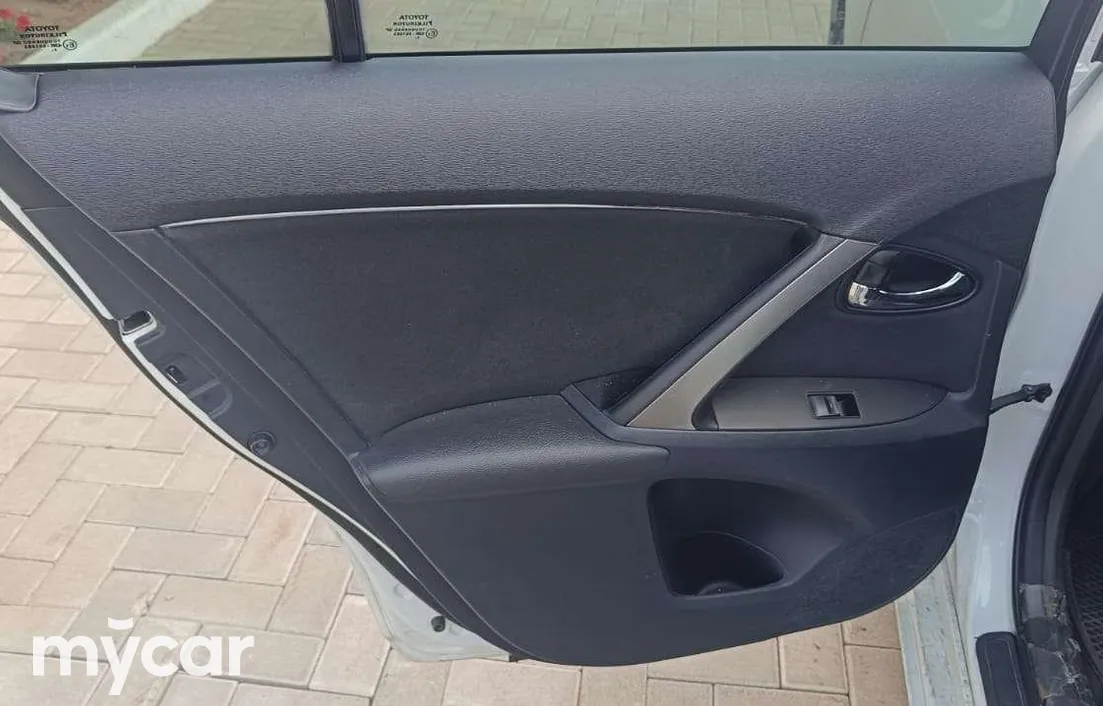 Toyota Avensis 2013