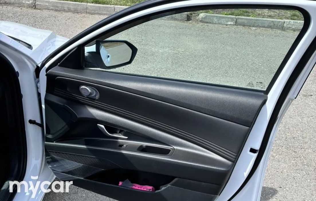 Hyundai Elantra 2023