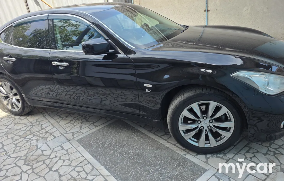Infiniti Q70 2014