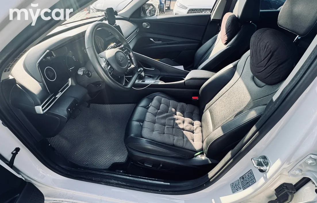 Hyundai Elantra 2024
