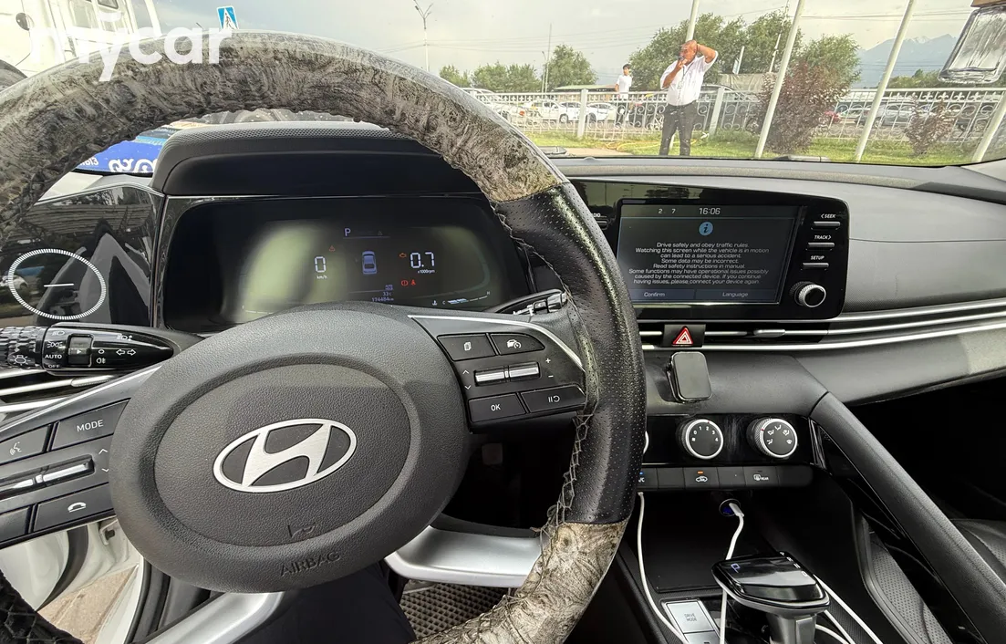 Hyundai Elantra 2023