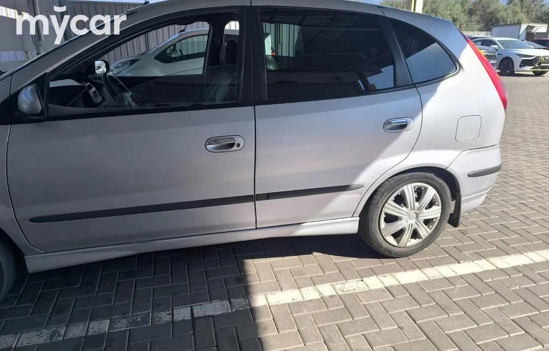 Nissan Almera Tino 2003