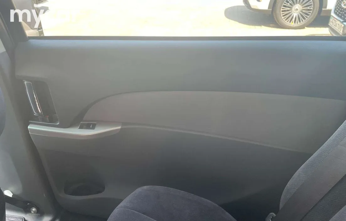Toyota Estima 2012