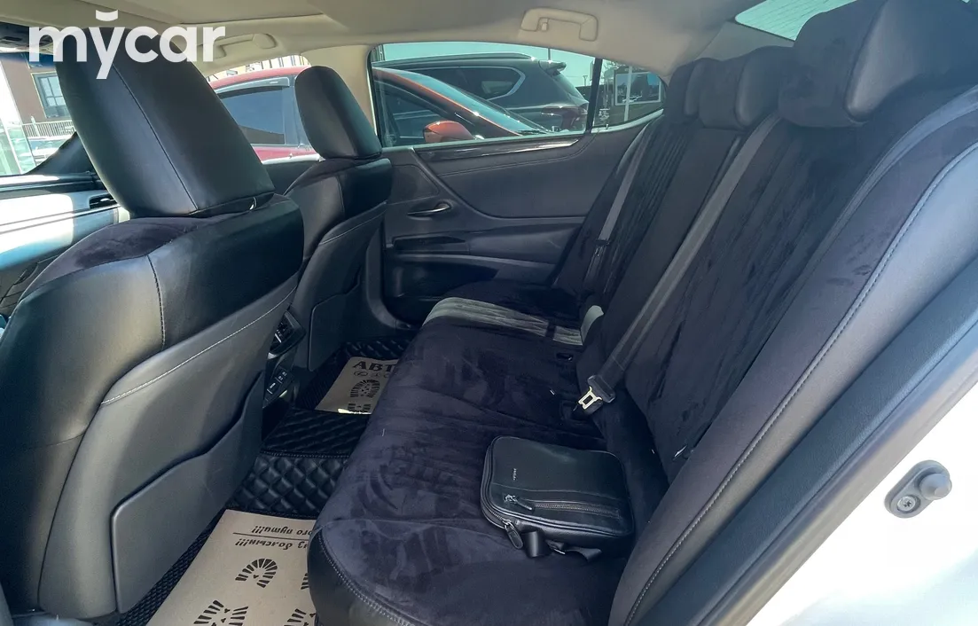 Lexus ES 2021