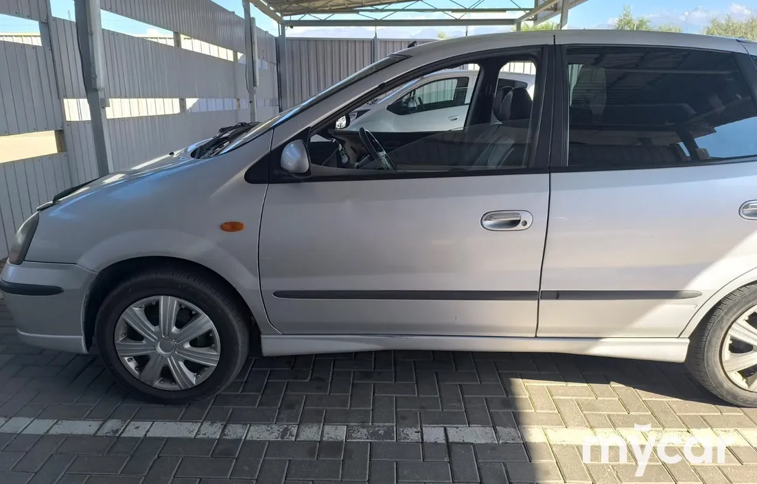 Nissan Almera Tino 2003