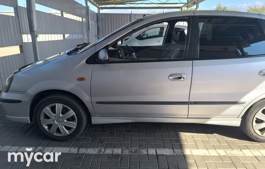 Nissan Almera Tino 2003