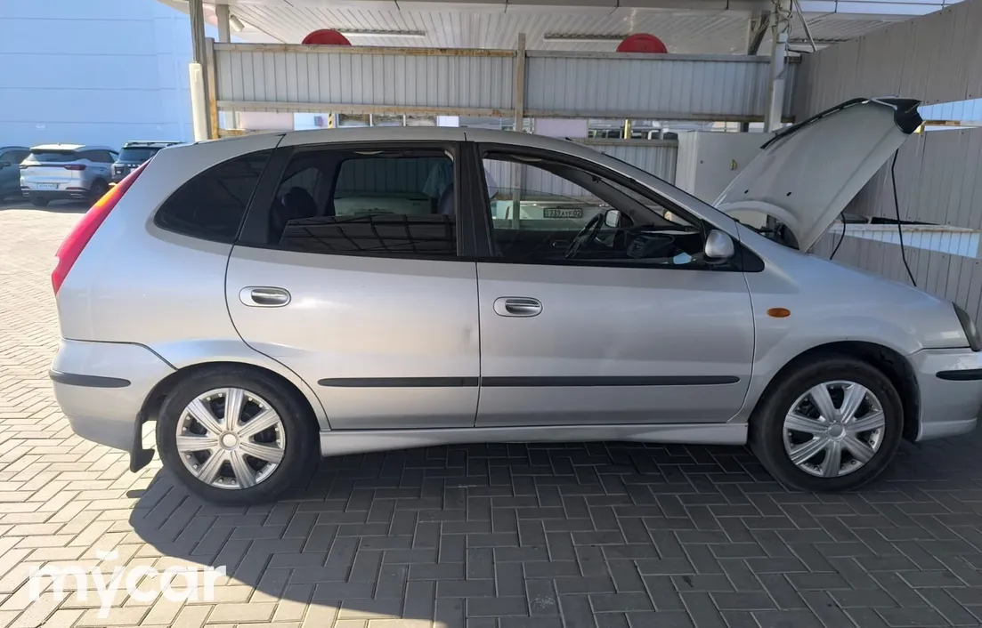 Nissan Almera Tino 2003