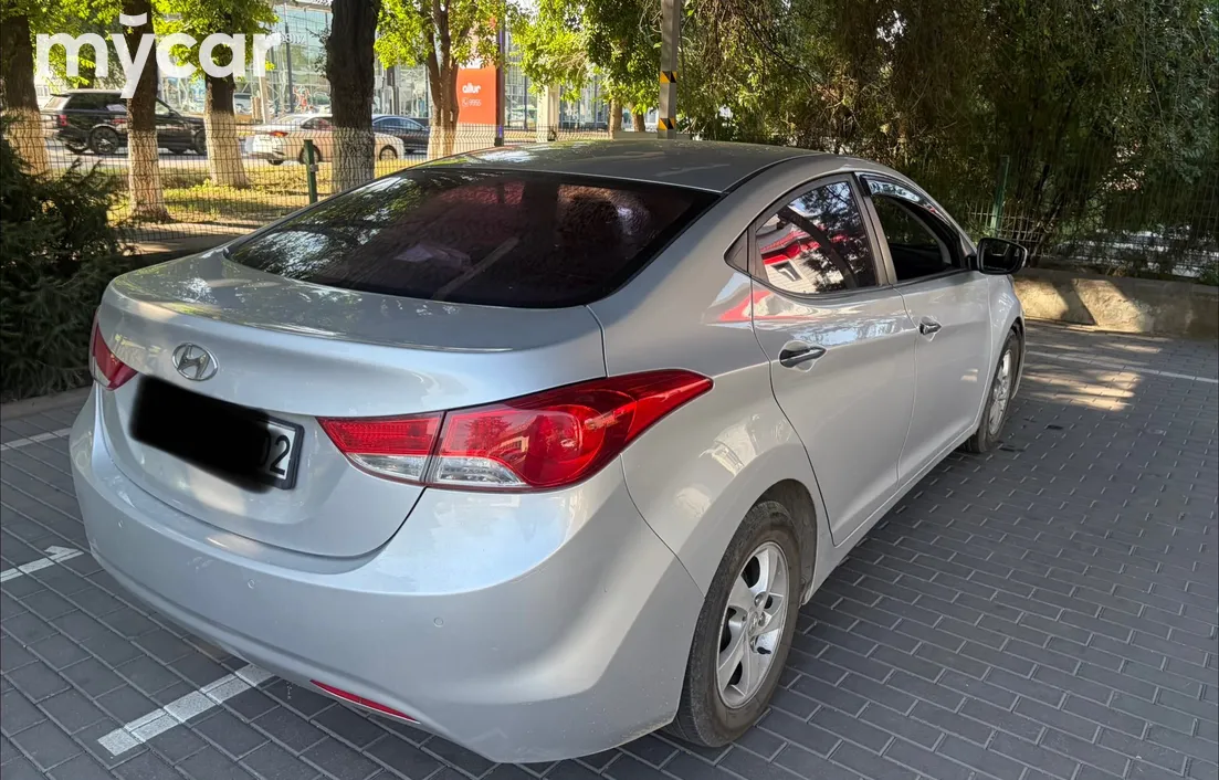Hyundai Avante 2011