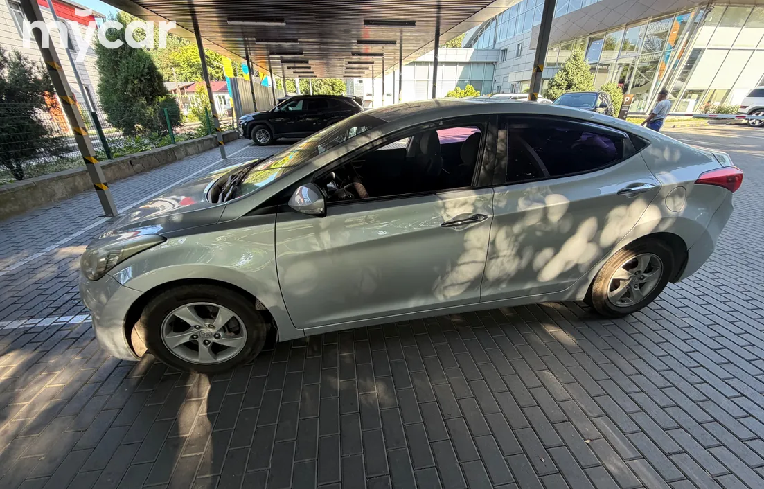 Hyundai Avante 2011