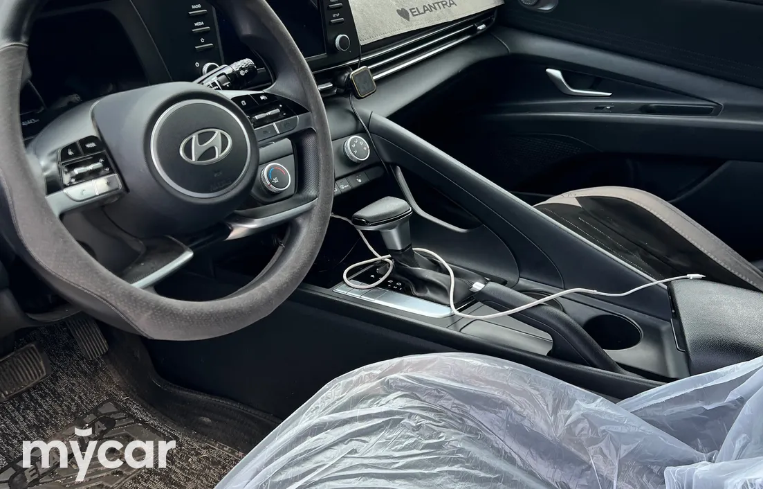 Hyundai Elantra 2024