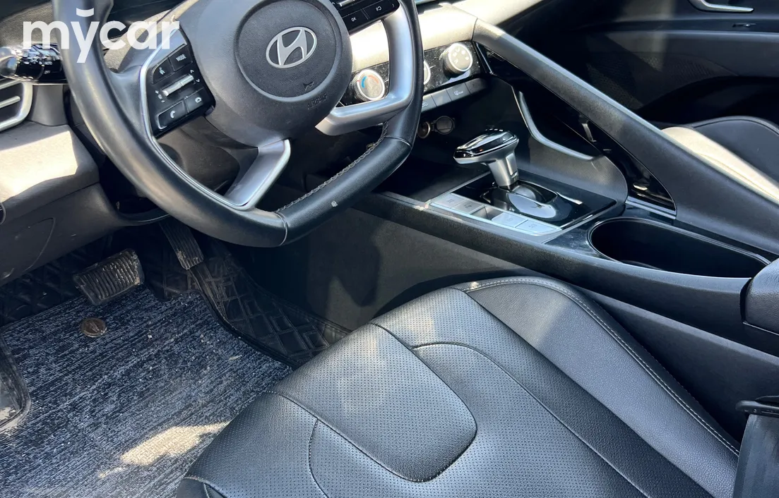 Hyundai Elantra 2024