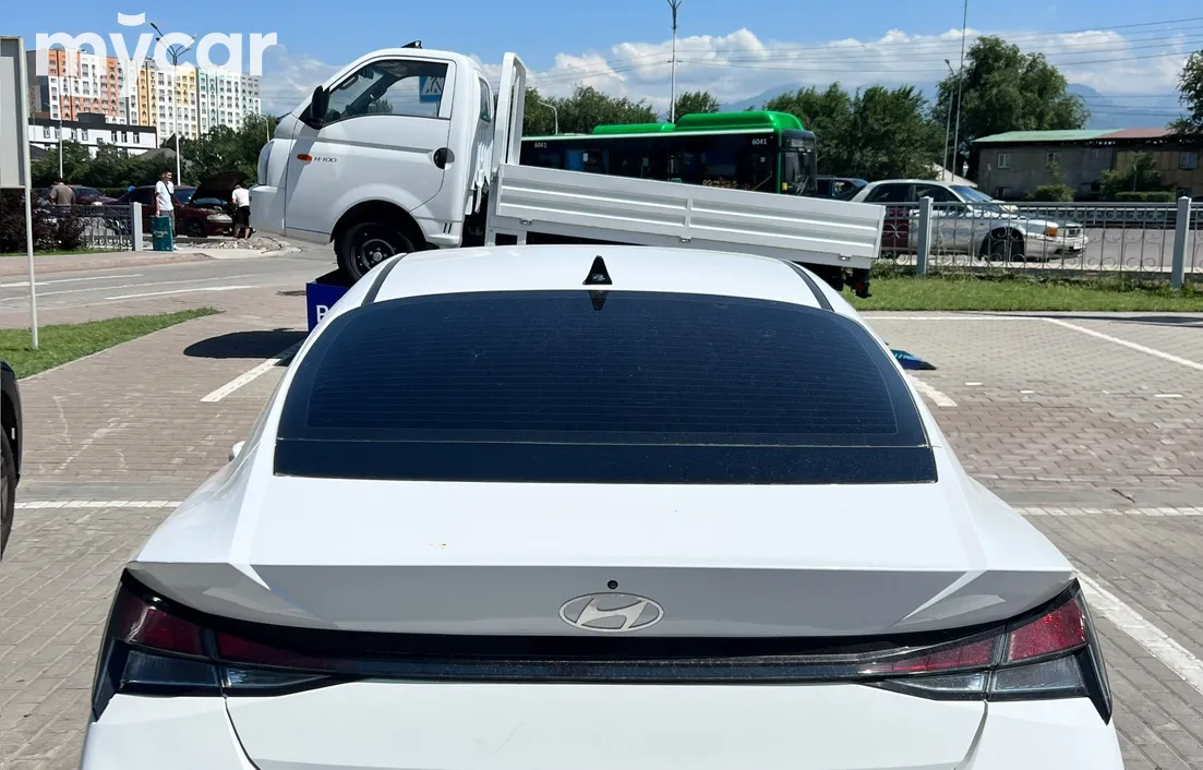 Hyundai Elantra 2024