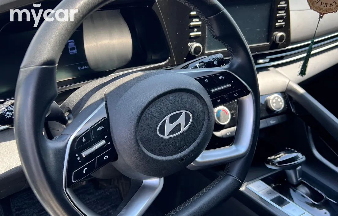 Hyundai Elantra 2024