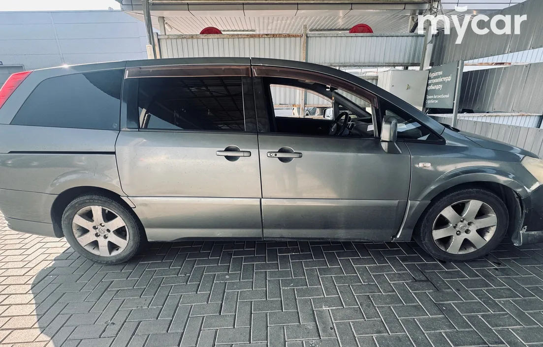 Nissan Presage 2004