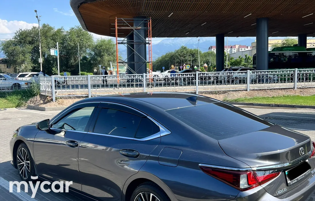 Lexus ES 2022