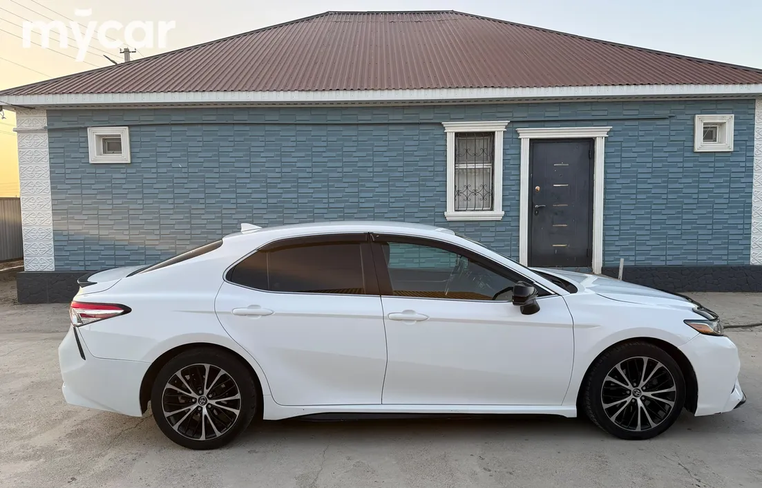 Toyota Camry 2019