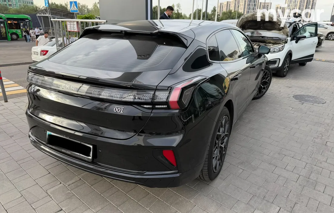 Zeekr 001 2024