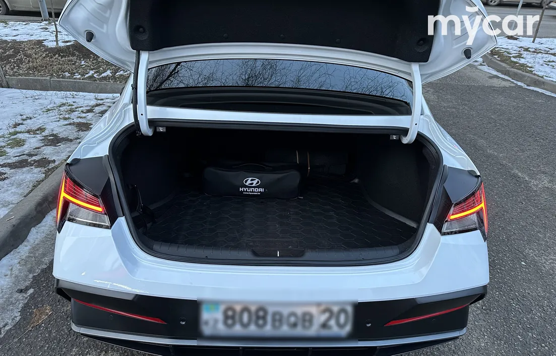 Hyundai Elantra 2024