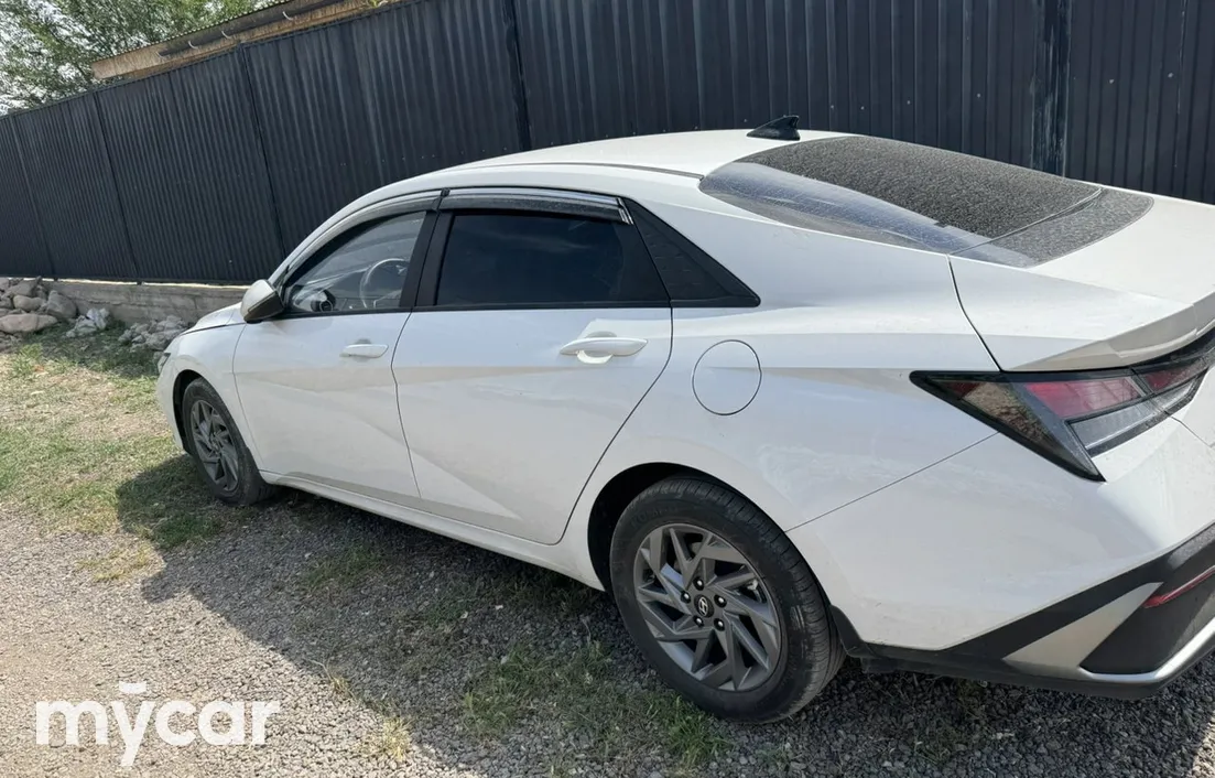 Hyundai Elantra 2024