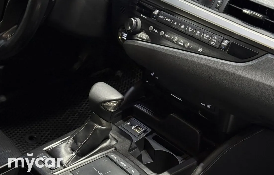 Lexus ES 2019