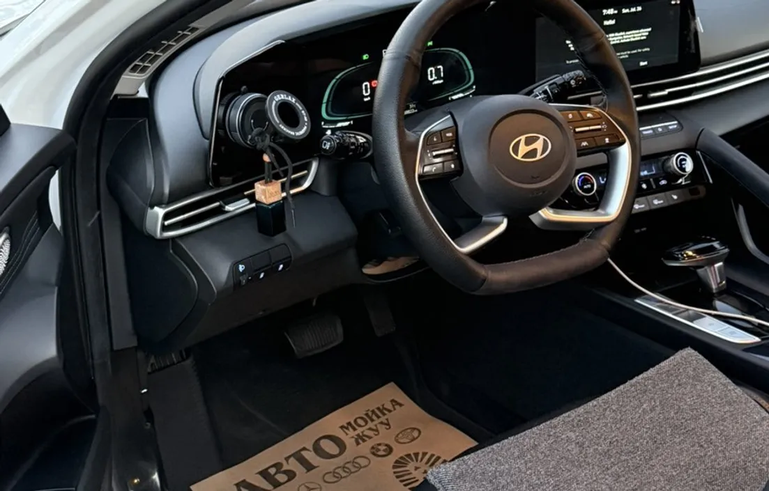 Hyundai Elantra 2024