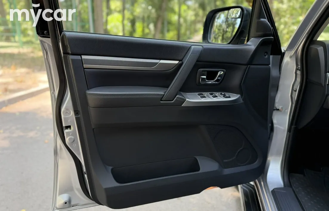 Mitsubishi Pajero 2012
