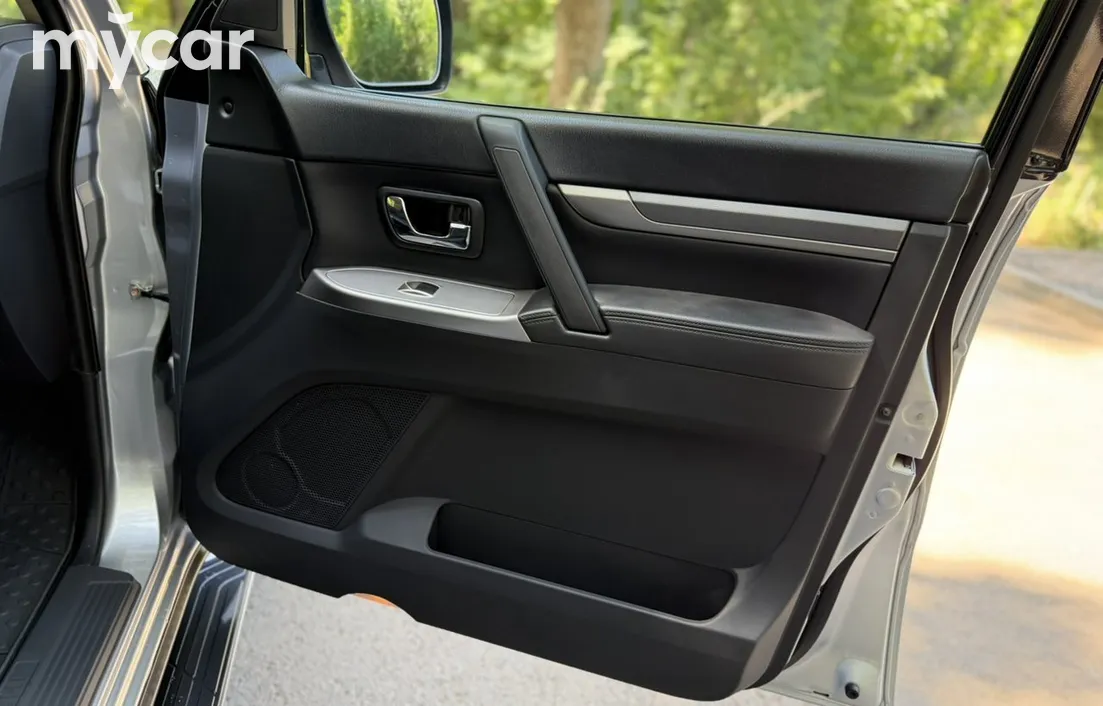 Mitsubishi Pajero 2012