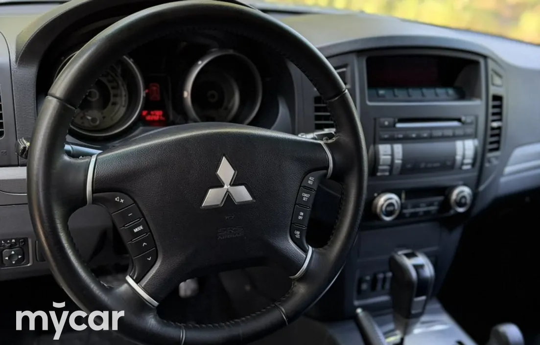 Mitsubishi Pajero 2012