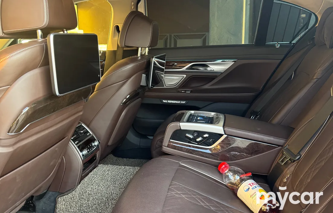 BMW 7 серия 2016