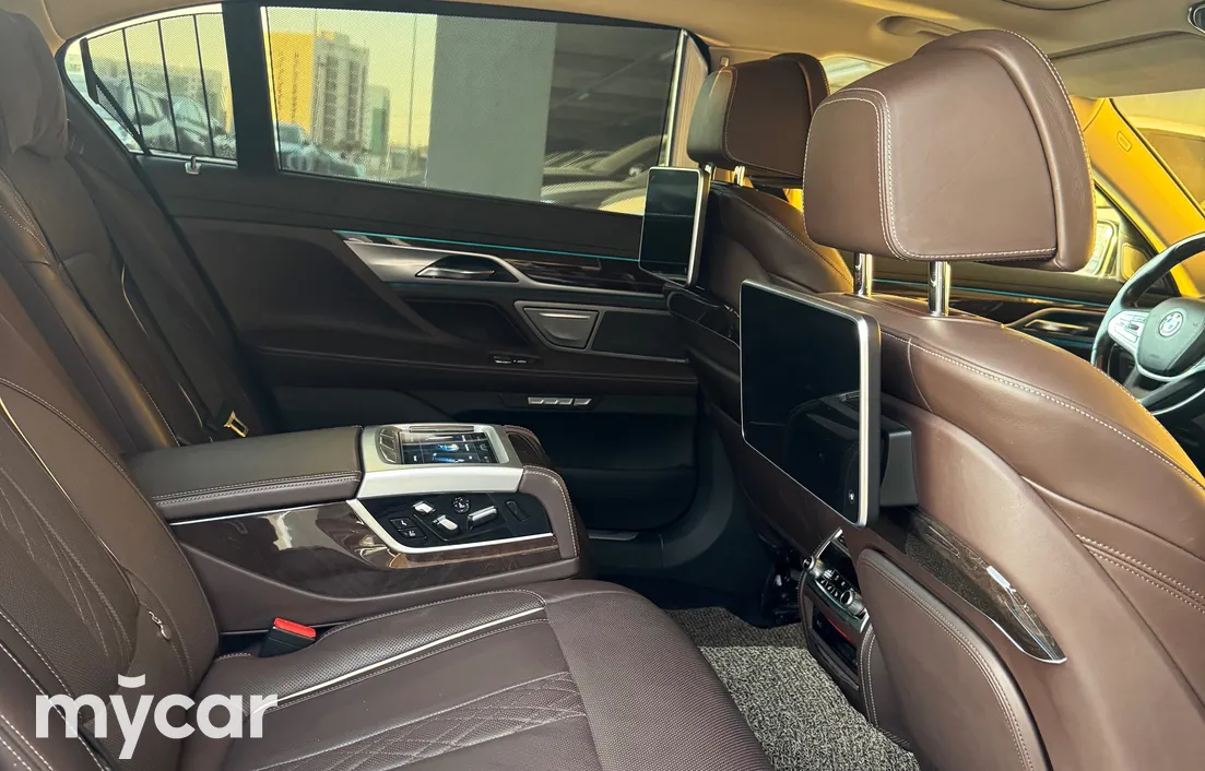BMW 7 серия 2016
