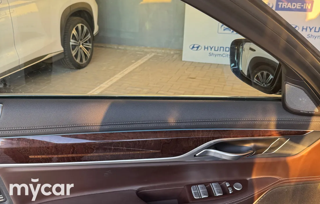 BMW 7 серия 2016