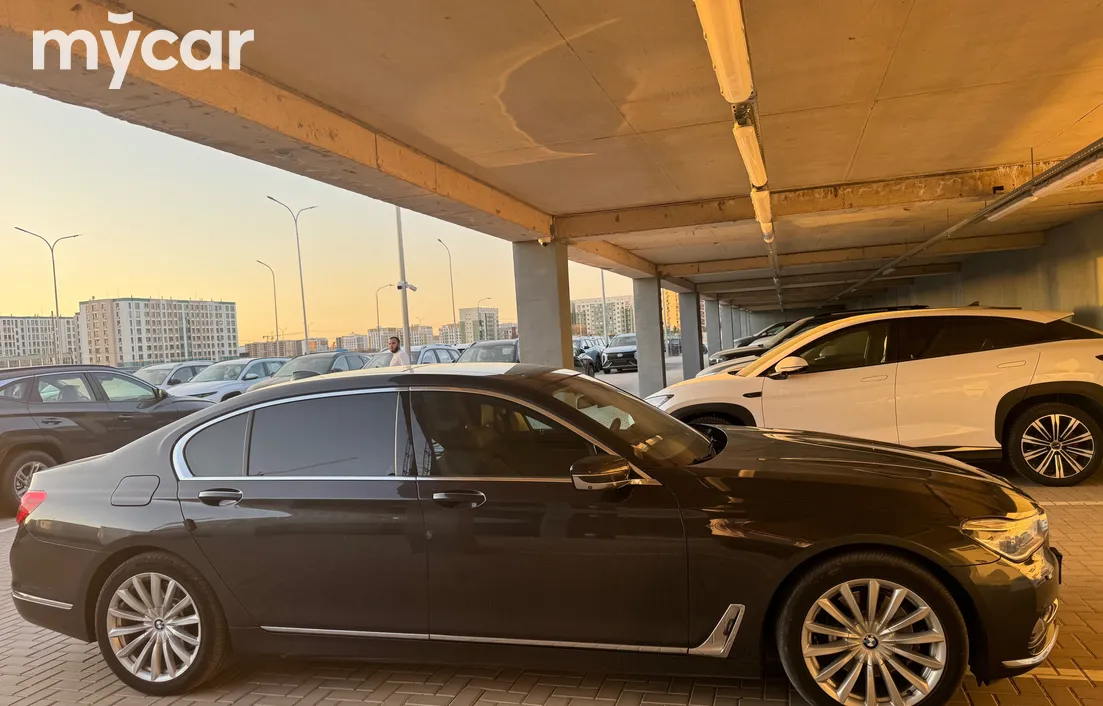 BMW 7 серия 2016