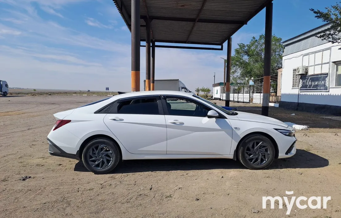 Hyundai Elantra 2024