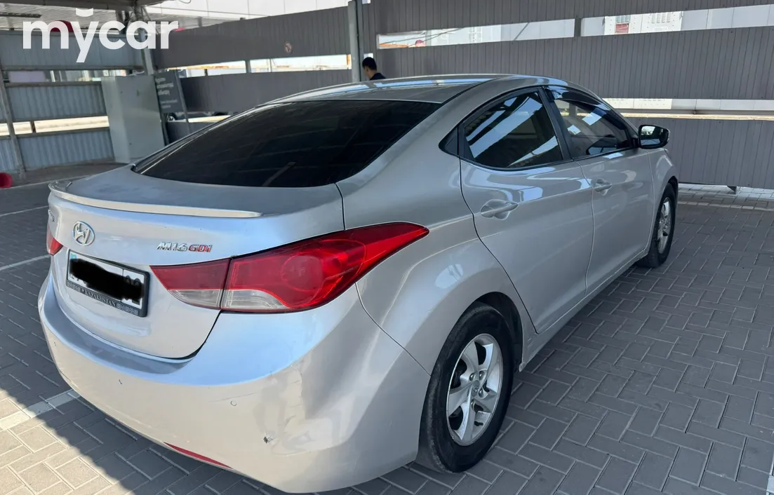 Hyundai Avante 2011