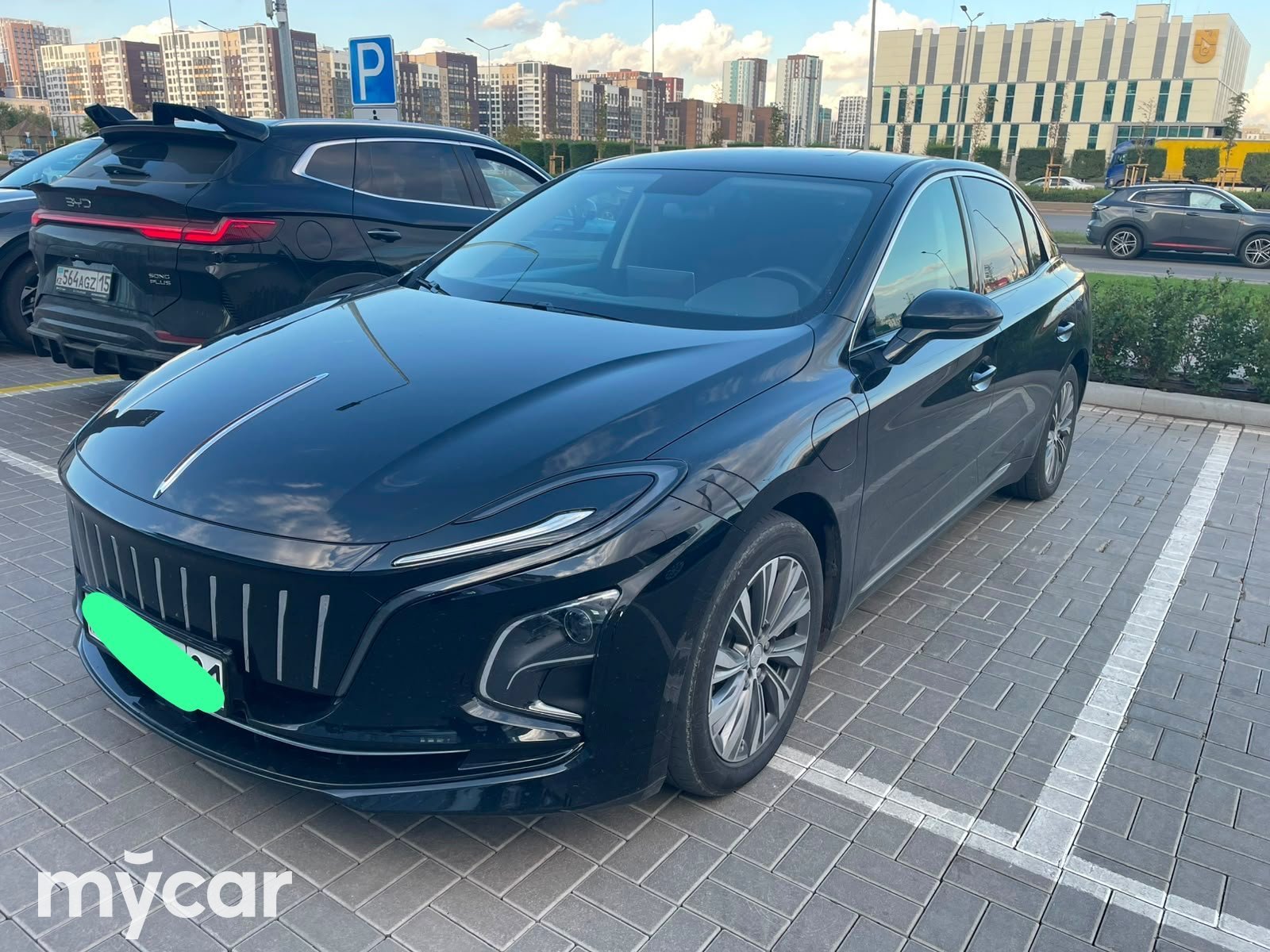 Hongqi E-QM5 2024