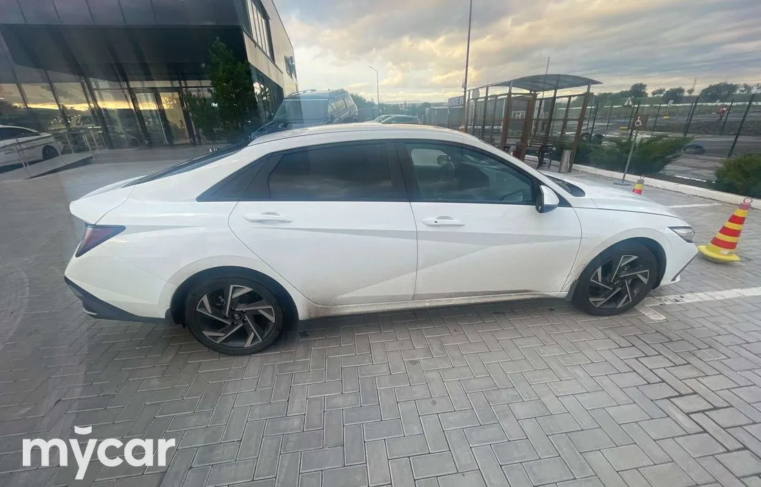 Hyundai Elantra 2024