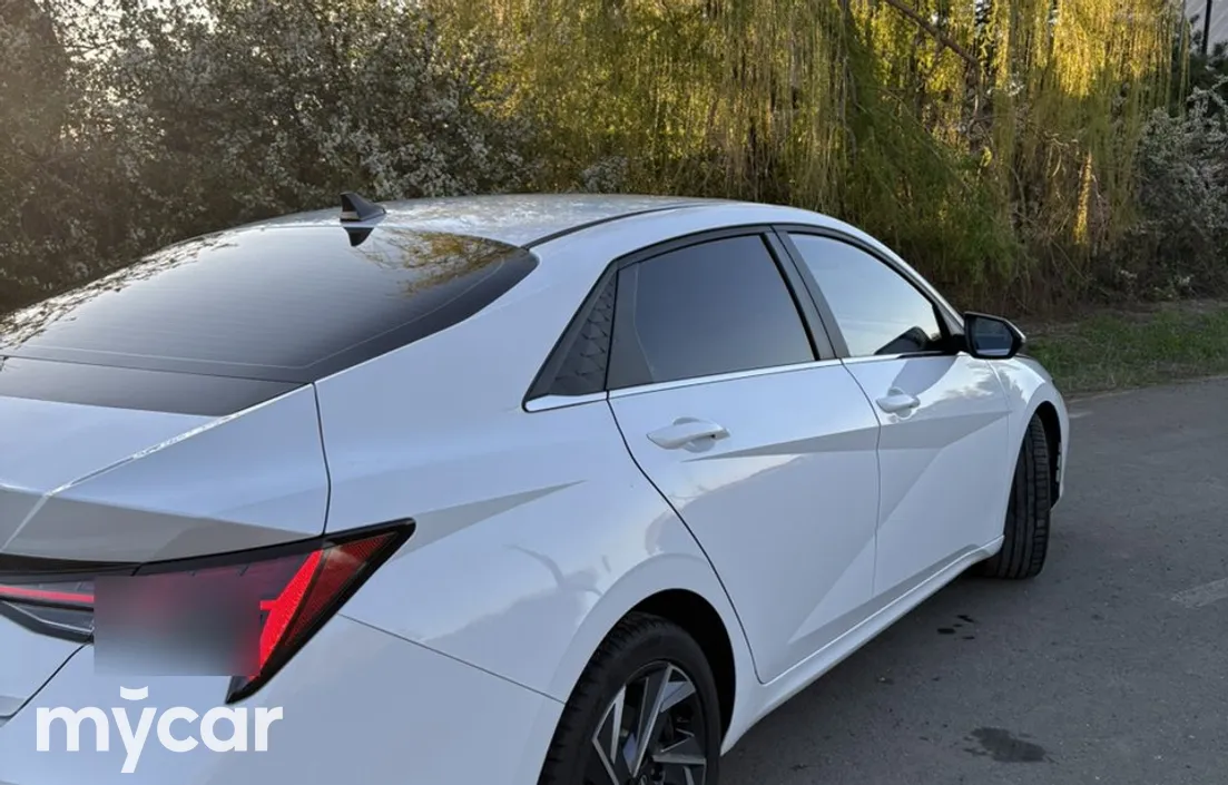 Hyundai Elantra 2024