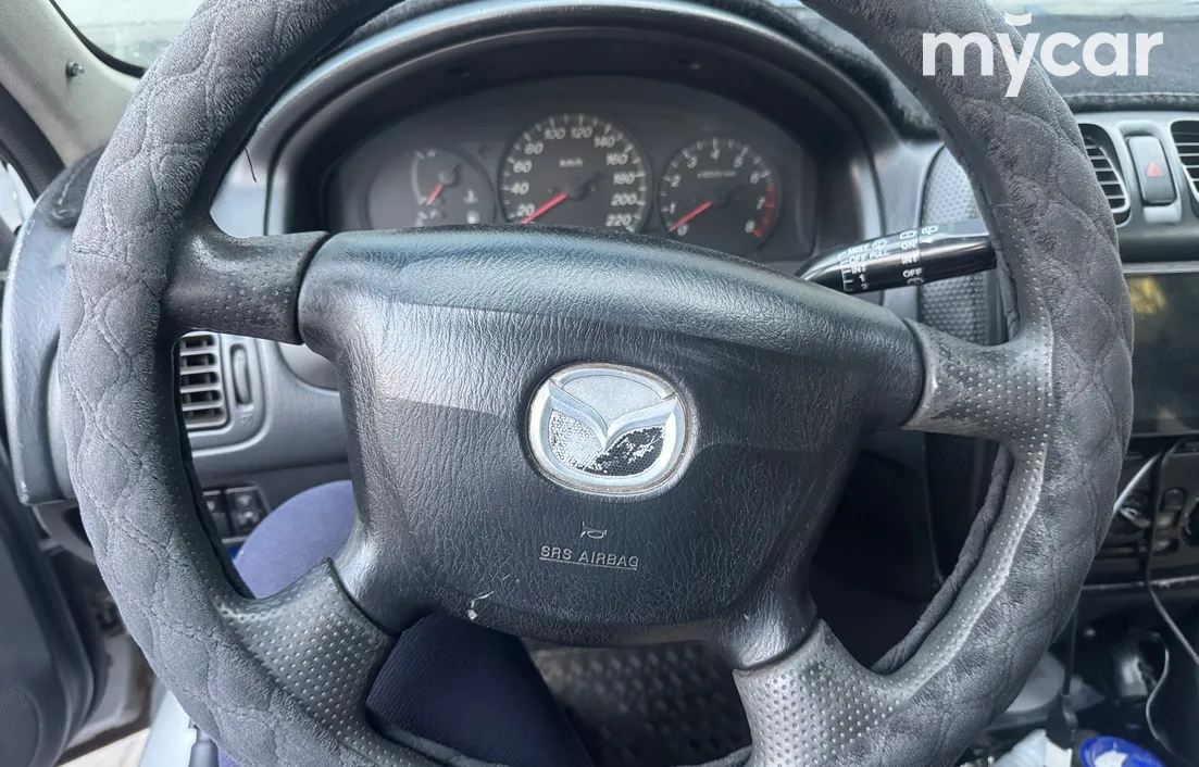Mazda 323 2000