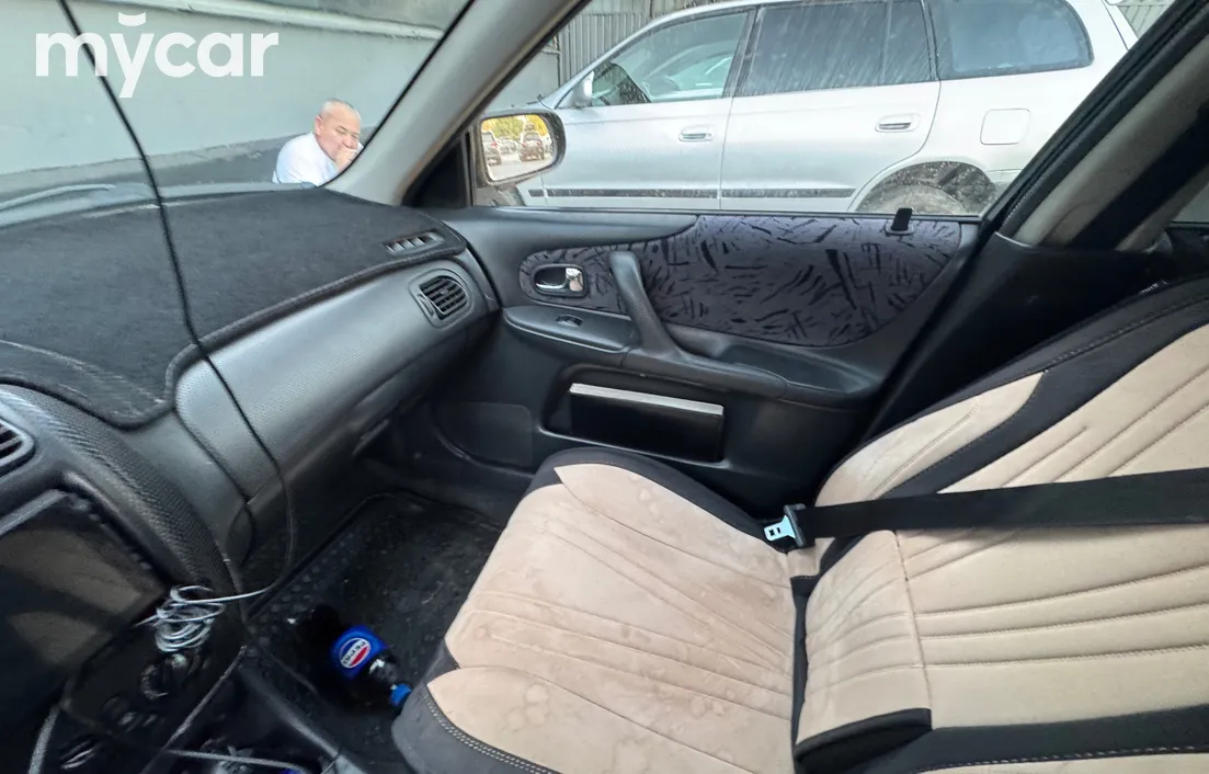 Mazda 323 2000