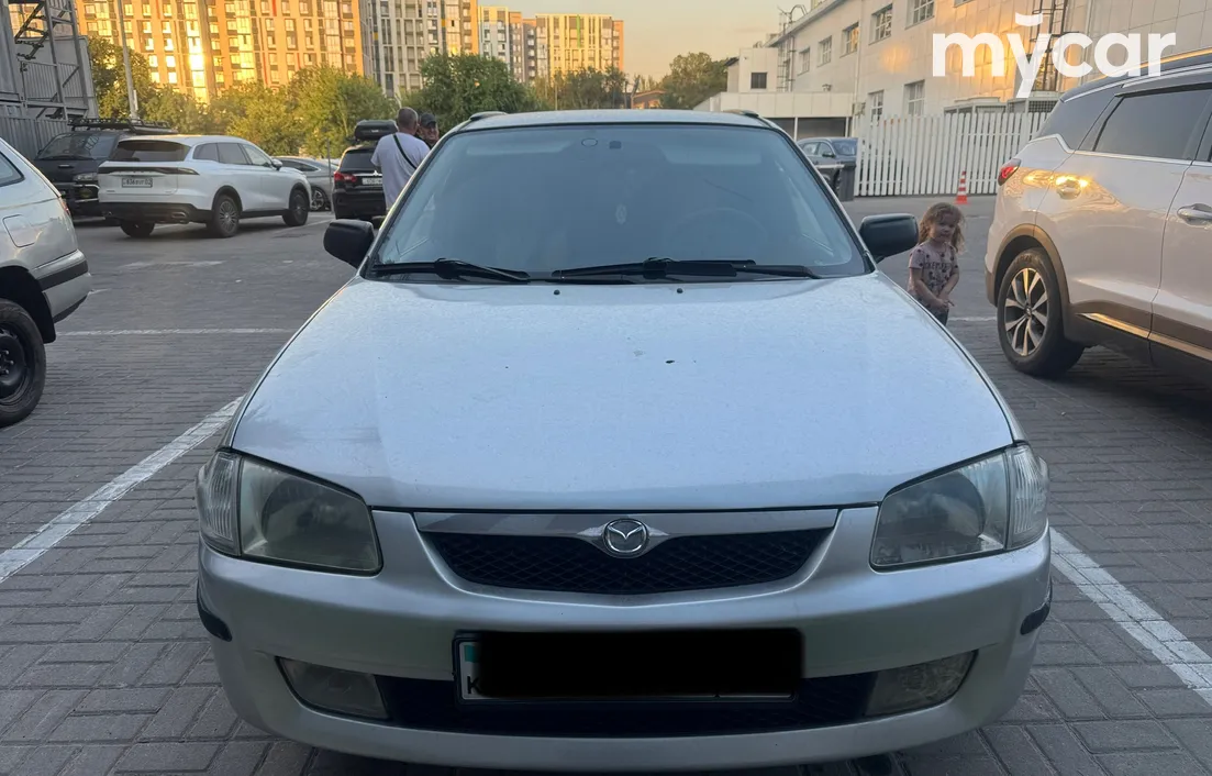 Mazda 323 2000