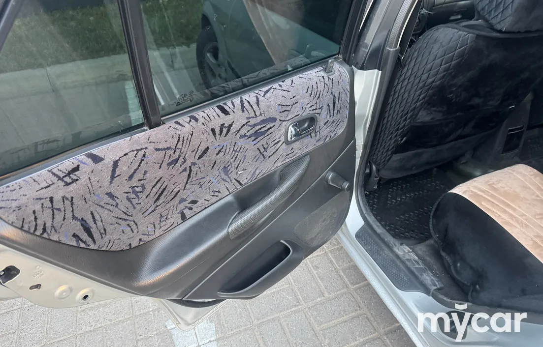 Mazda 323 2000
