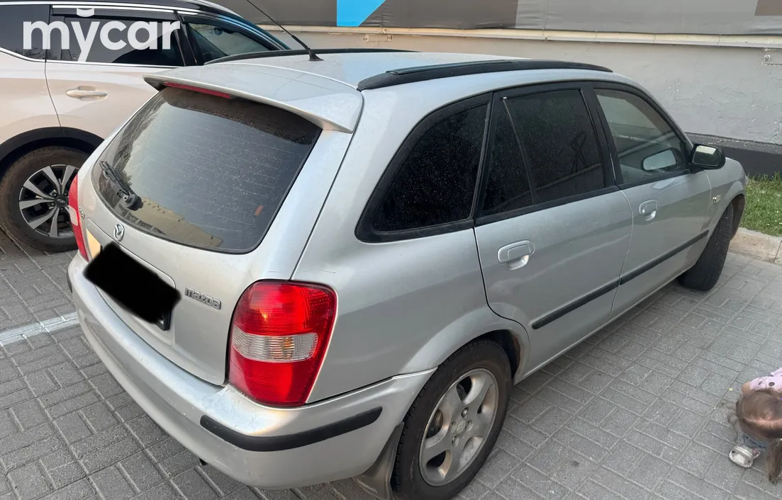 Mazda 323 2000