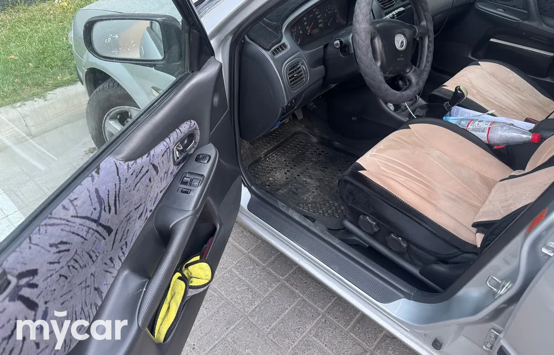 Mazda 323 2000