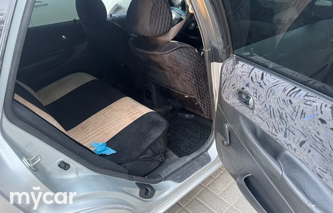 Mazda 323 2000